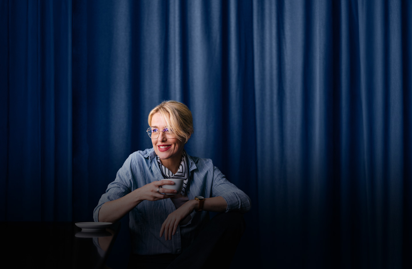 Frau mit einem Kaffee in der Hand